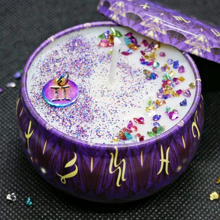 Bunte Kerzendose mit Sternzeichen Anhänger und bunten Glitzer-Steinchen