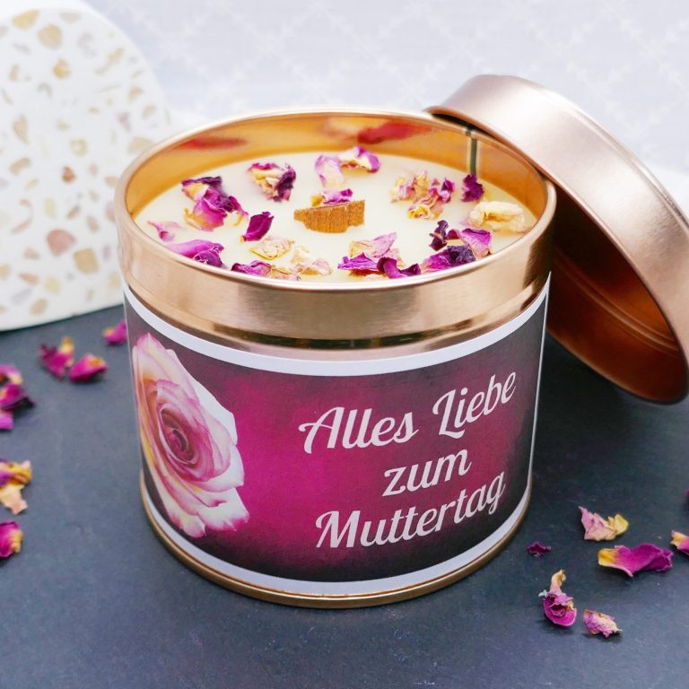 Geschenkdose mit Duftkerze und Trockenblumen, beschriftet für den Muttertag.