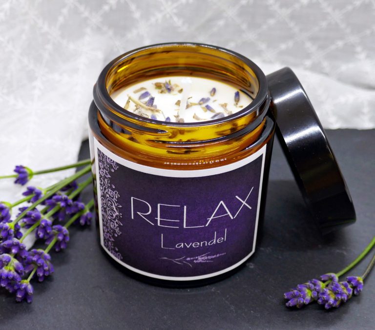 Braunglasdose mit Lavendelduftkerze und frischen Lavendelblüten. Label "RELAX".
